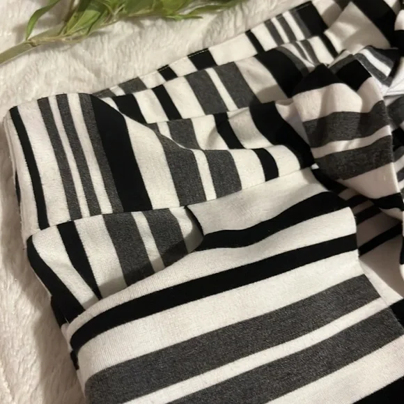 CABI SKIRT SIZE SMALL - Picture 3 of 5